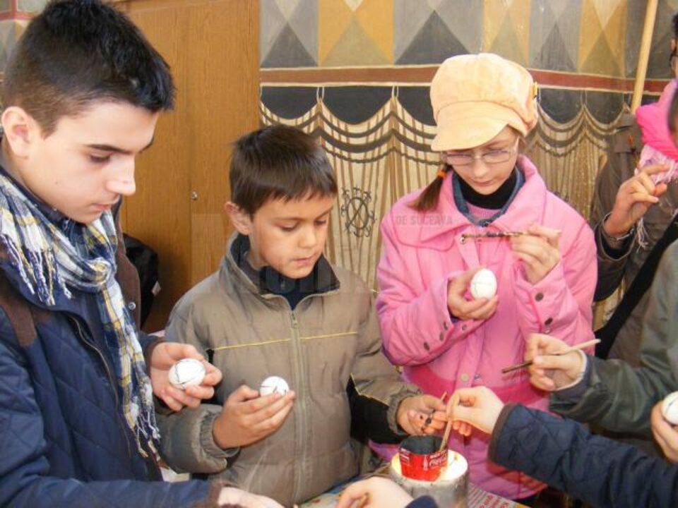 Mai mulți elevi suceveni au învățat să încondeieze ouă