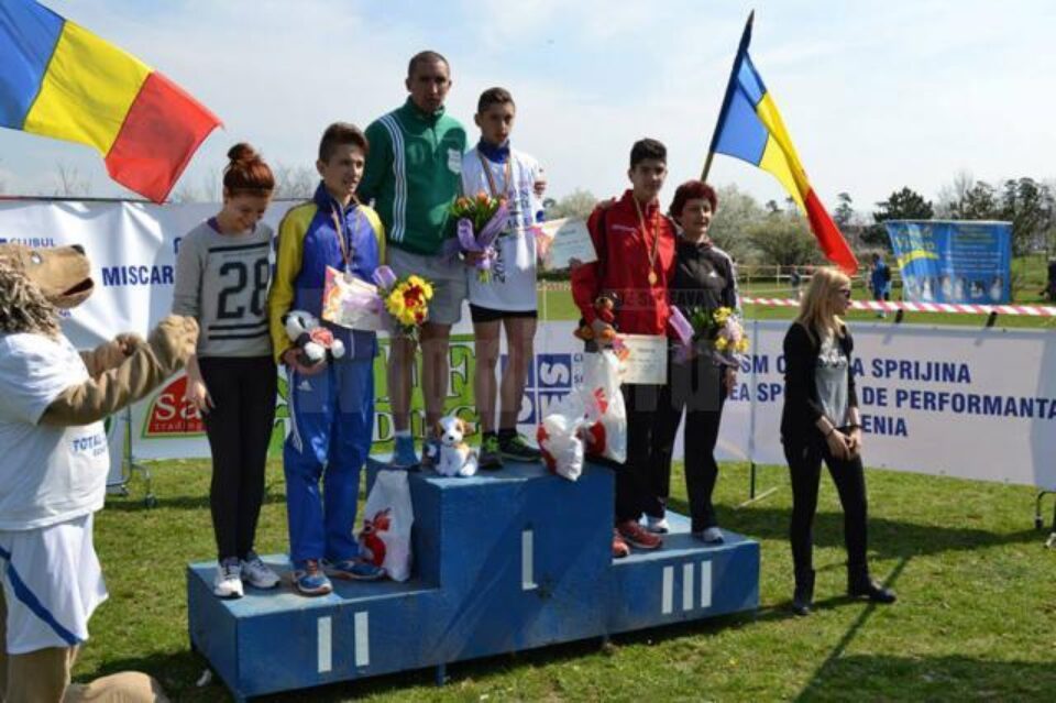 Claudiu Daniel Mihăescu, alături de antrenorul său Cristian Prâsneac, pe prima treaptă a podiumului