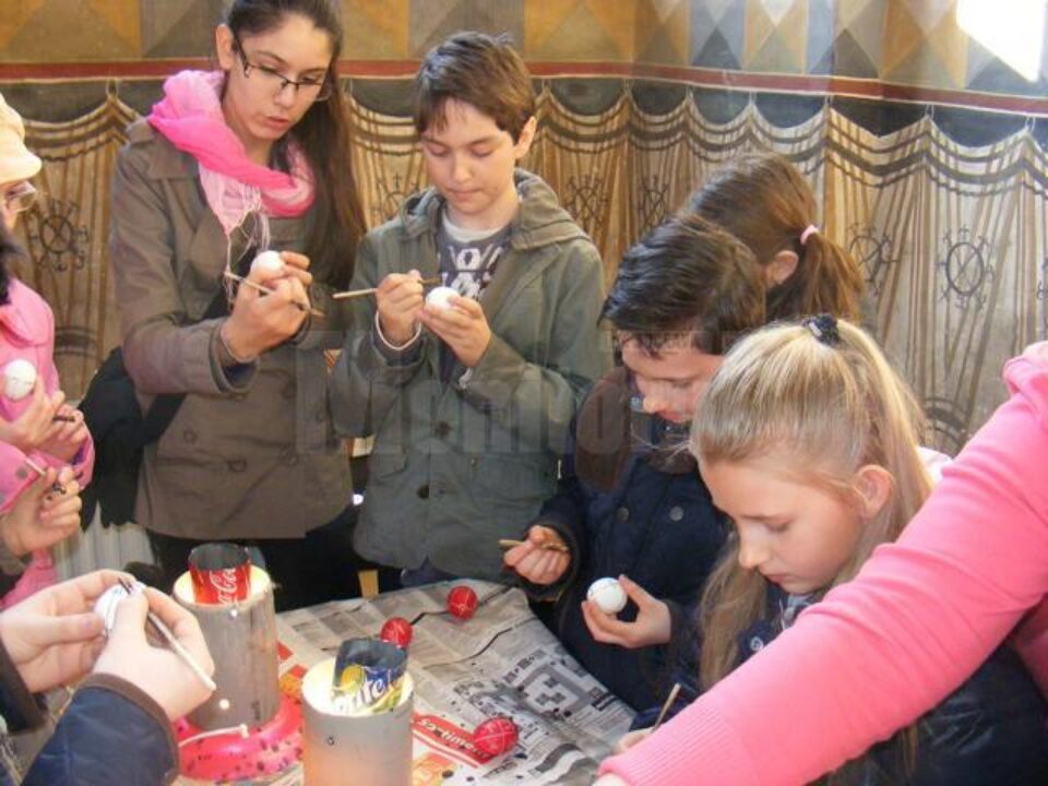 Copiii au învățat să încondeieze ouă, în cadrul orei de cateheză
