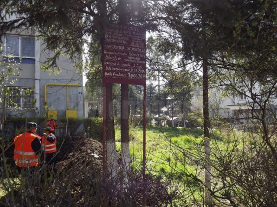 De ieri au început lucrările de deviere a conductelor de gaz metan care traversau spațiul verde de lângă blocul 5A de pe strada Mărășești