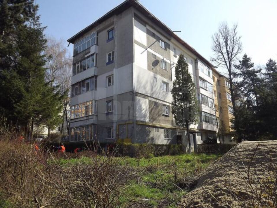 De ieri au început lucrările de deviere a conductelor de gaz metan care traversau spațiul verde de lângă blocul 5A de pe strada Mărășești