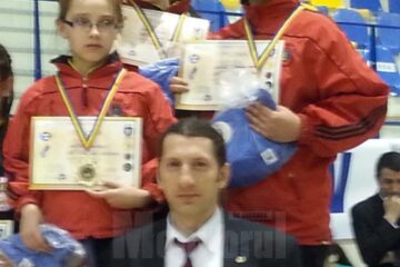 Antrenorul Marius Maxim si fetele care au devenit campioane naționale