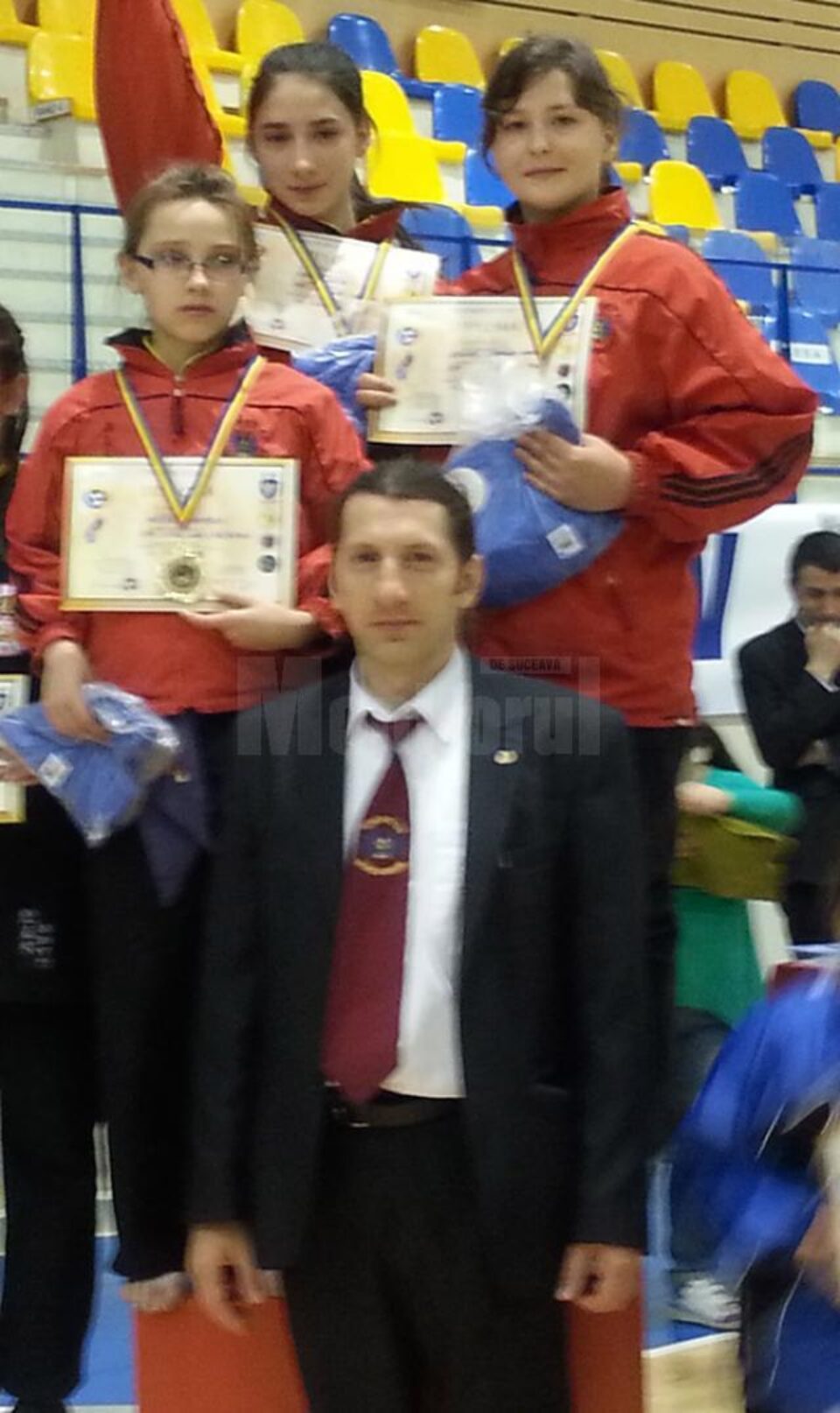 Antrenorul Marius Maxim si fetele care au devenit campioane naționale