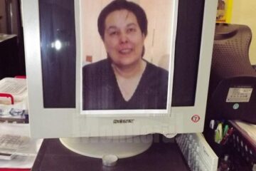 Fotografia Magdei Ghiață, lipită de colegi pe monitorul computerului pe care lucra, în fața căruia au aprins câteva lumânări