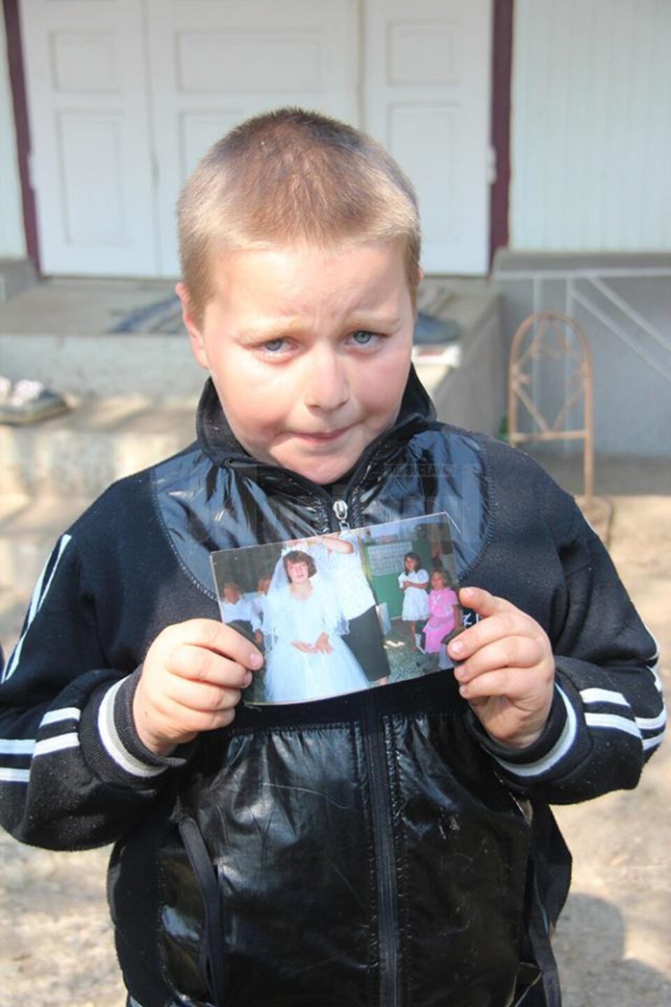 Narcis, copilul de 11 ani care își așteaptă acasă mama și frățiorul mai mic