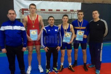 Valerică Gherasim, Andrei Bolohan și Daniel Ciubotariu, alături de elevii lor care au urcat pe podium