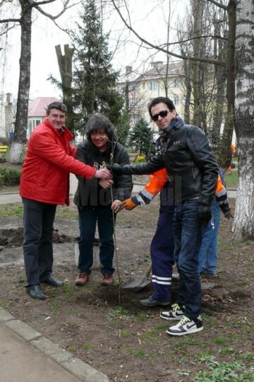 Vedetele au plantat copaci la Fălticeni și Câmpulung Moldovenesc
