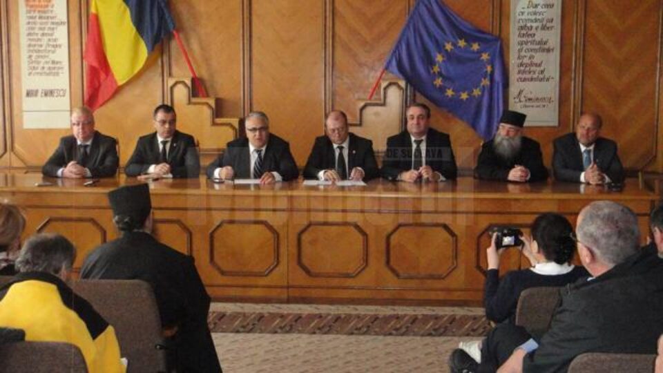 Participanții la întrunire au comemorat 73 de ani de la masacrarea a peste trei mii de români la Fântâna Albă Participanții la întrunire au comemorat 73 de ani de la masacrarea a peste trei mii de români la Fântâna Albă