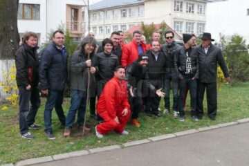 Fotografie de grup la sfârșitul sesiunii de plantare de copaci la Fălticeni