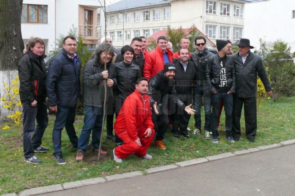 Fotografie de grup la sfârșitul sesiunii de plantare de copaci la Fălticeni