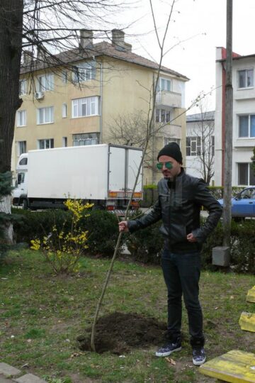 Vedetele au plantat copaci la Fălticeni și Câmpulung Moldovenesc
