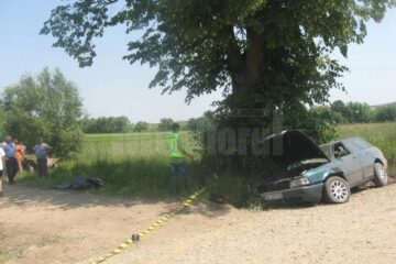 Șoferița a derapat pe drumul acoperit cu piatră