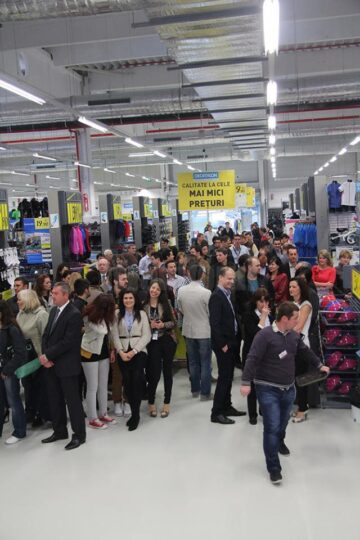 Cel mai mare magazin de articole sportive din Suceava, Decathlon, și-a deschis de azi porțile