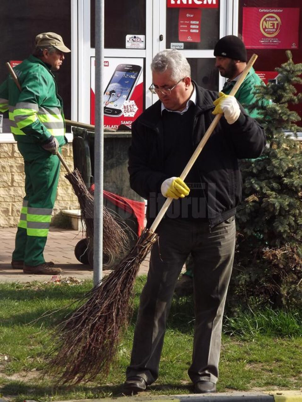 Primarul Ion Lungu a participat la campania de curățenie a orașului pentru al 10-lea an consecutiv