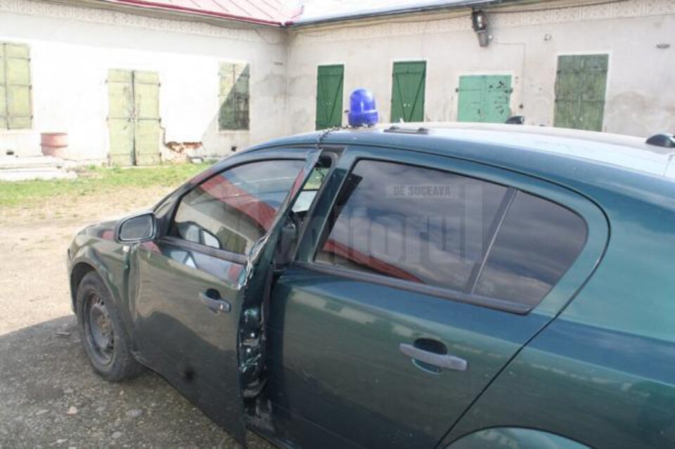 Mașina Politiei de Frontieră lovită de autoutilitara fugarilor