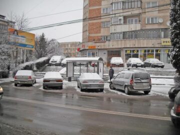 Sute de amenzi pentru șoferii care își parchează neregulamentar mașinile prin oraș