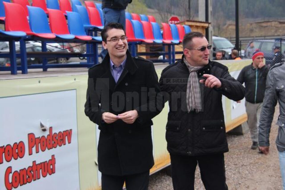 Răzvan Burleanu pe stadionul din Pojorâta, însoțit de primarul Bogdan Codreanu