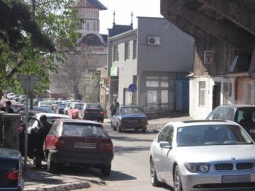 Străduța care duce la Pompieri se blochează des din cauza parcărilor neregulamentare