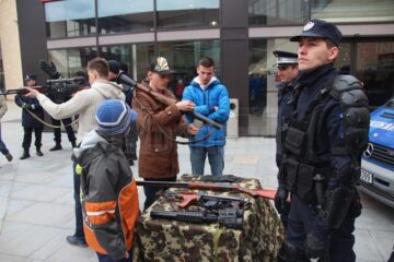 Toți cei care au dorit au putut să pună mâna pe armele expuse