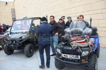 Caguliști, focuri de armă, câini dresați și o simulare a unui atac terorist în față la mall