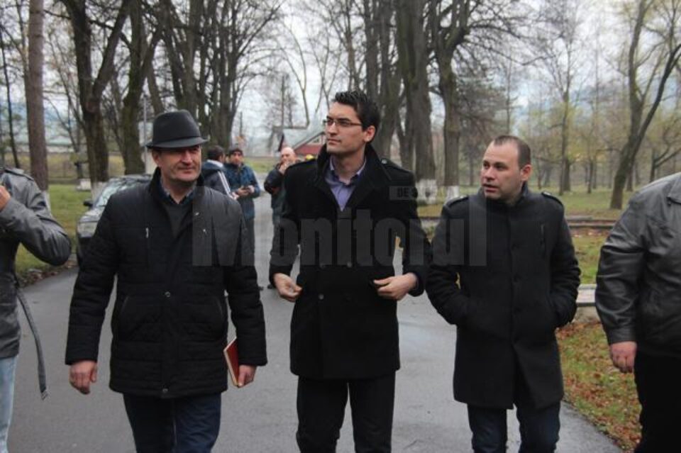 Răzvan Burleanu inspectează Tabara Bucsoaia însoțit de primarul orașului Frasin, Marinel Balan, și de președintele AJF Suceava, Ciprian Anton