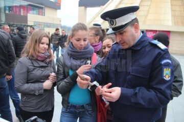 Caguliști, focuri de armă, câini dresați și o simulare a unui atac terorist în față la mall