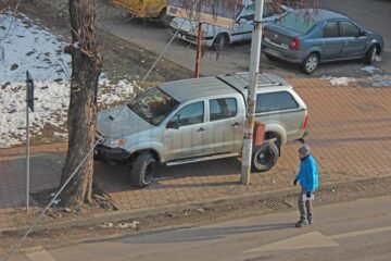 Sute de amenzi pentru șoferii care își parchează neregulamentar mașinile prin oraș