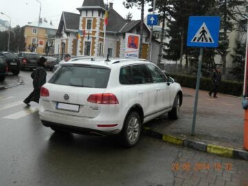 Parcare neregulamentara la câțiva metri de parcarea din fața magazinului Bucovina