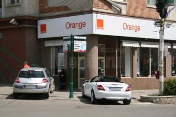 În fata magazinului Orange