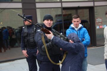 Toți cei care au dorit au putut să pună mâna pe armele expuse