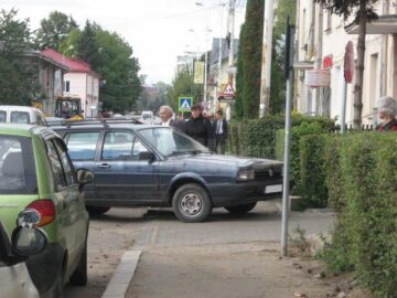 Sute de amenzi pentru șoferii care își parchează neregulamentar mașinile prin oraș