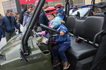 Cei mici au fost urcați la volanul vehiculelor expuse, iar părinții au imortalizat momentul