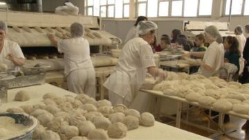 Elevii au asistat la procesul de fabricare a pâinii
