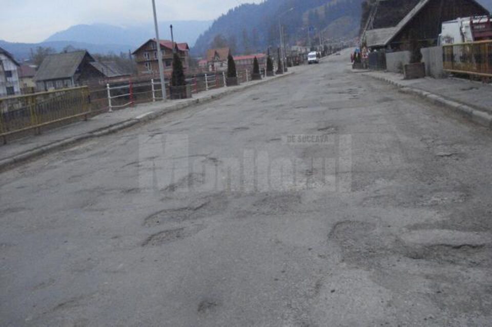 DN 18 în centrul comunei Cârlibaba