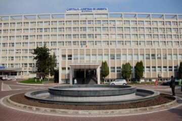 Fântâna arteziană este plină doar cu apă de ploaie