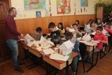 La prima lecție, elevii clasei a III-a C, de la Școala Gimnazială Nr. 1 din Suceava au construit fiecare câte o casă pentru un omuleț LEGO