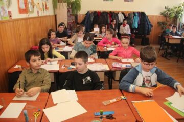 La prima lecție, elevii clasei a III-a C, de la Școala Gimnazială Nr. 1 din Suceava au construit fiecare câte o casă pentru un omuleț LEGO
