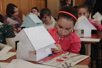 La prima lecție, elevii clasei a III-a C, de la Școala Gimnazială Nr. 1 din Suceava au construit fiecare câte o casă pentru un omuleț LEGO