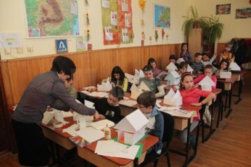 La prima lecție, elevii clasei a III-a C, de la Școala Gimnazială Nr. 1 din Suceava au construit fiecare câte o casă pentru un omuleț LEGO