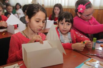 La prima lecție, elevii clasei a III-a C, de la Școala Gimnazială Nr. 1 din Suceava au construit fiecare câte o casă pentru un omuleț LEGO