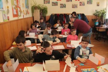 La prima lecție, elevii clasei a III-a C, de la Școala Gimnazială Nr. 1 din Suceava au construit fiecare câte o casă pentru un omuleț LEGO