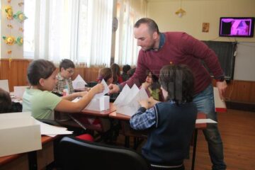 La prima lecție, elevii clasei a III-a C, de la Școala Gimnazială Nr. 1 din Suceava au construit fiecare câte o casă pentru un omuleț LEGO