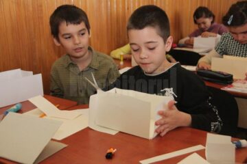 La prima lecție, elevii clasei a III-a C, de la Școala Gimnazială Nr. 1 din Suceava au construit fiecare câte o casă pentru un omuleț LEGO