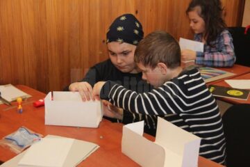 La prima lecție, elevii clasei a III-a C, de la Școala Gimnazială Nr. 1 din Suceava au construit fiecare câte o casă pentru un omuleț LEGO