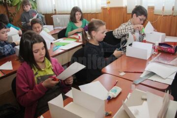 La prima lecție, elevii clasei a III-a C, de la Școala Gimnazială Nr. 1 din Suceava au construit fiecare câte o casă pentru un omuleț LEGO