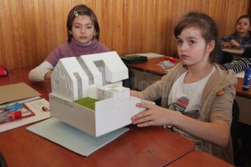 La prima lecție, elevii clasei a III-a C, de la Școala Gimnazială Nr. 1 din Suceava au construit fiecare câte o casă pentru un omuleț LEGO