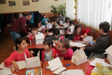 La prima lecție, elevii clasei a III-a C, de la Școala Gimnazială Nr. 1 din Suceava au construit fiecare câte o casă pentru un omuleț LEGO