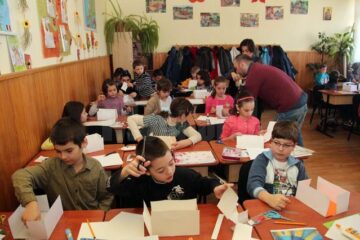 La prima lecție, elevii clasei a III-a C, de la Școala Gimnazială Nr. 1 din Suceava au construit fiecare câte o casă pentru un omuleț LEGO