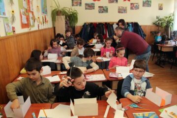 La prima lecție, elevii clasei a III-a C, de la Școala Gimnazială Nr. 1 din Suceava au construit fiecare câte o casă pentru un omuleț LEGO