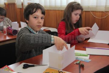 La prima lecție, elevii clasei a III-a C, de la Școala Gimnazială Nr. 1 din Suceava au construit fiecare câte o casă pentru un omuleț LEGO